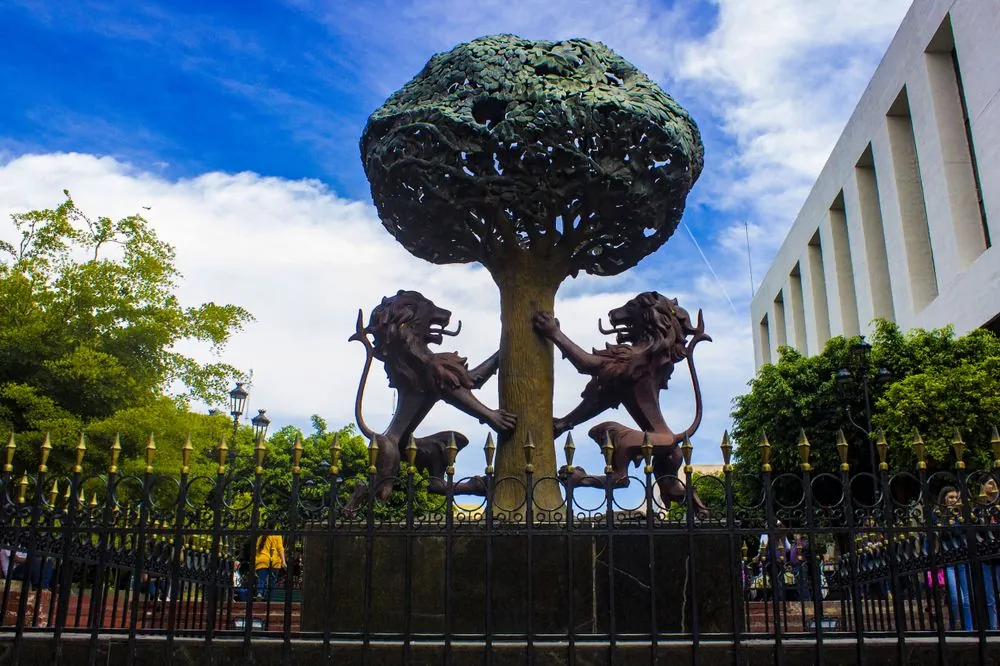 Escultura Del Escudo De Armas De Guadalajara 3