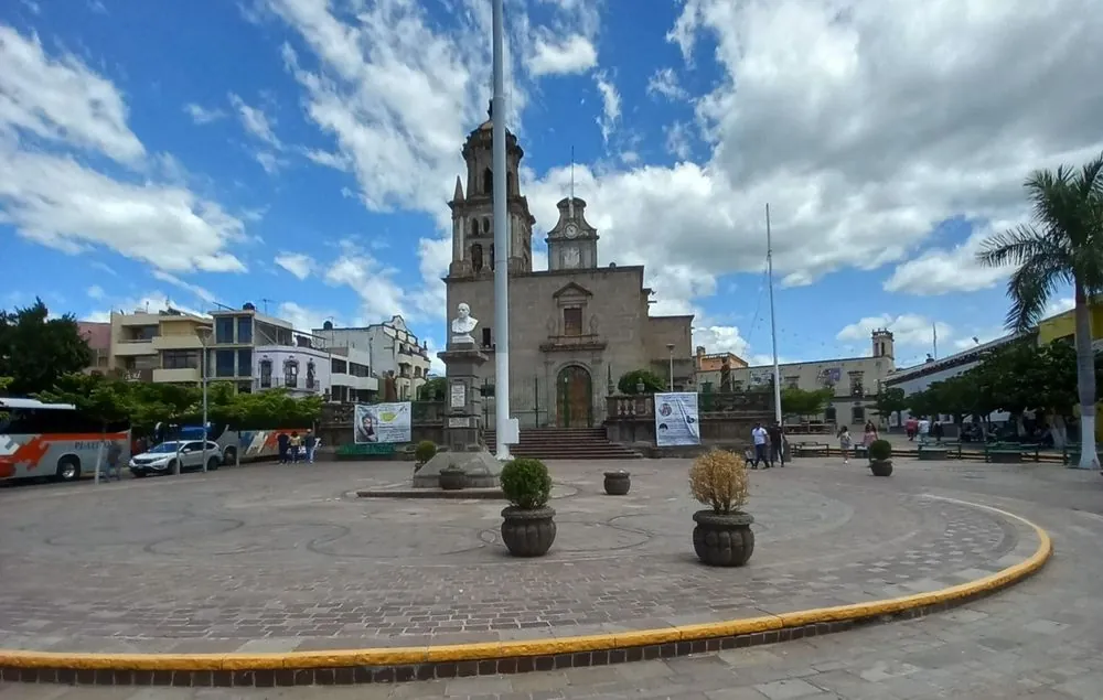 Plaza Principal y Monumentos a Hidalgo y Juárez