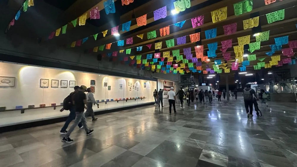 Galeria Estación Juárez Del Tren Ligero