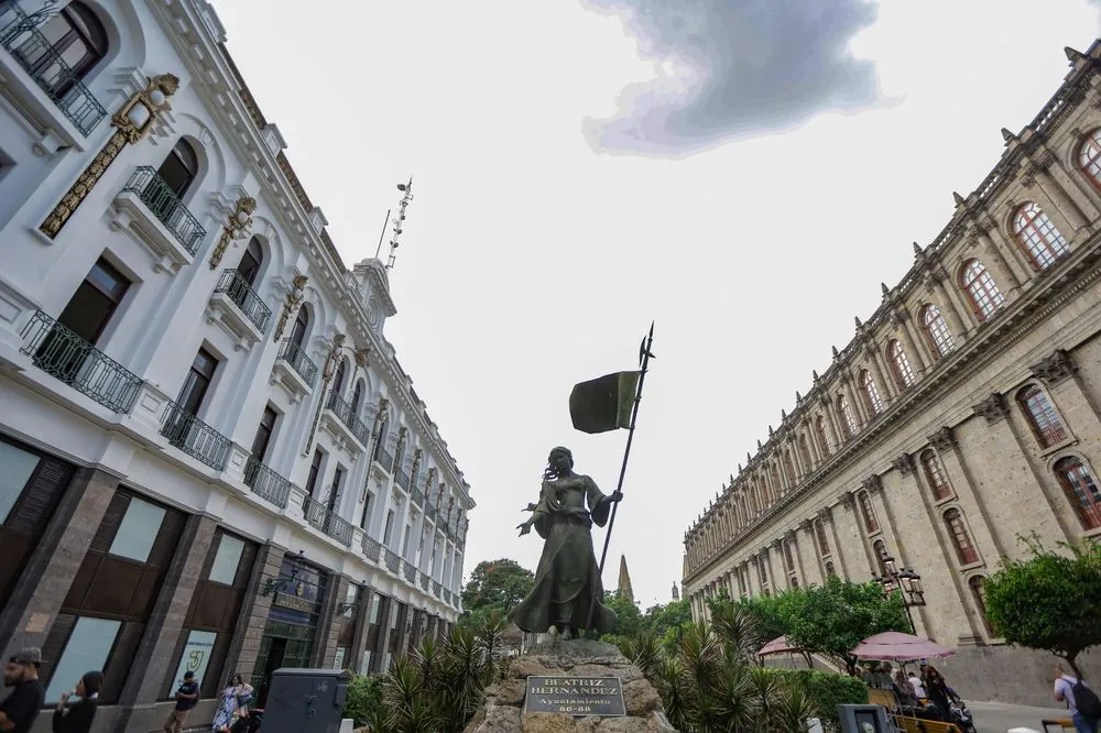 Estatua A Doña Beatriz Hernández 2