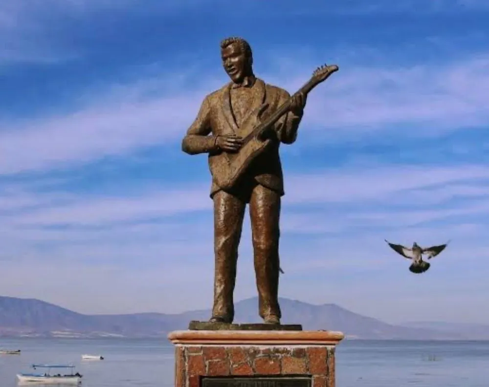 Monumento a Mike Laure 1