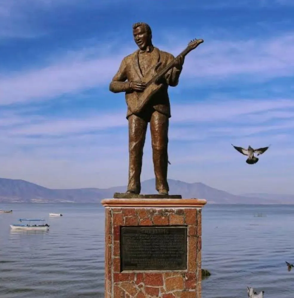 Monumento a Mike Laure