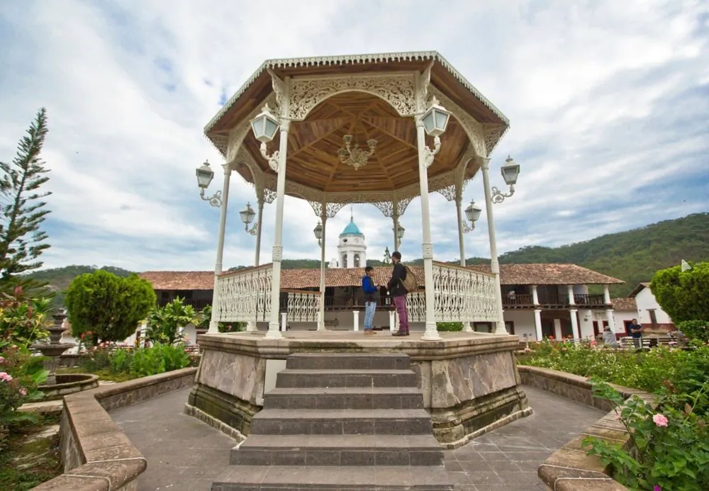 Plaza Principal San Sebastián del Oeste 1