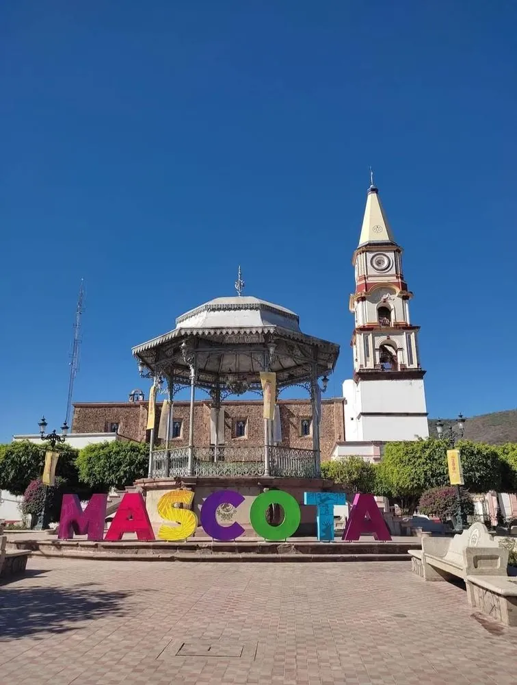 Plaza Principal de Mascota 1