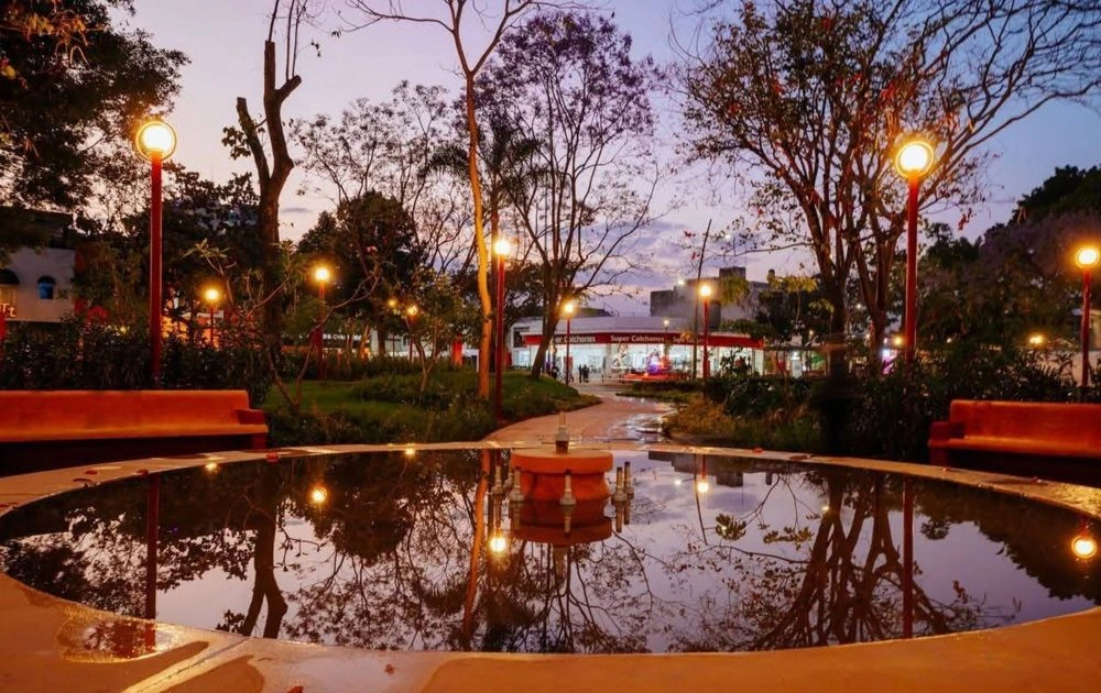 Parque De La Revolución (Parque Rojo)